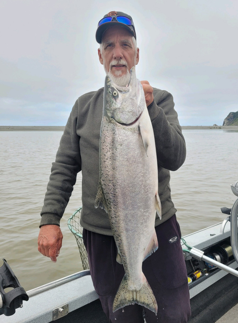 Fall-Run Salmon Quotas Underway on the Klamath cover picture